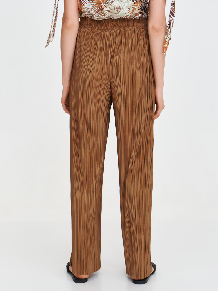 Brązowe spodnie o strukturalnej powierzchni