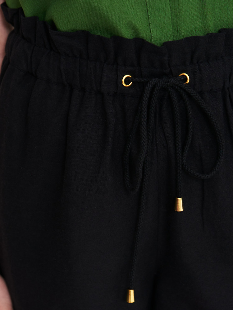 Czarne szorty z elastyczną gumą w pasie 