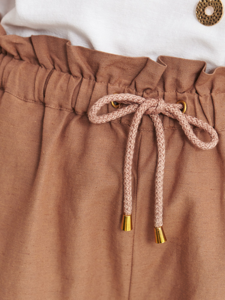 Beżowe szorty z podwinięciem 