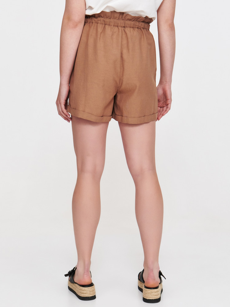 Beżowe szorty z podwinięciem 
