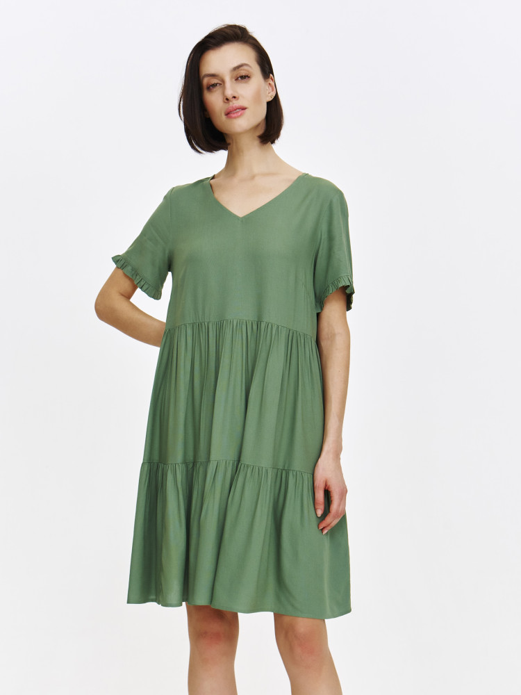 Zielona sukienka z falbanami o luźnym fasonie  Zielona sukienka z falbanami o luźnym fasonie