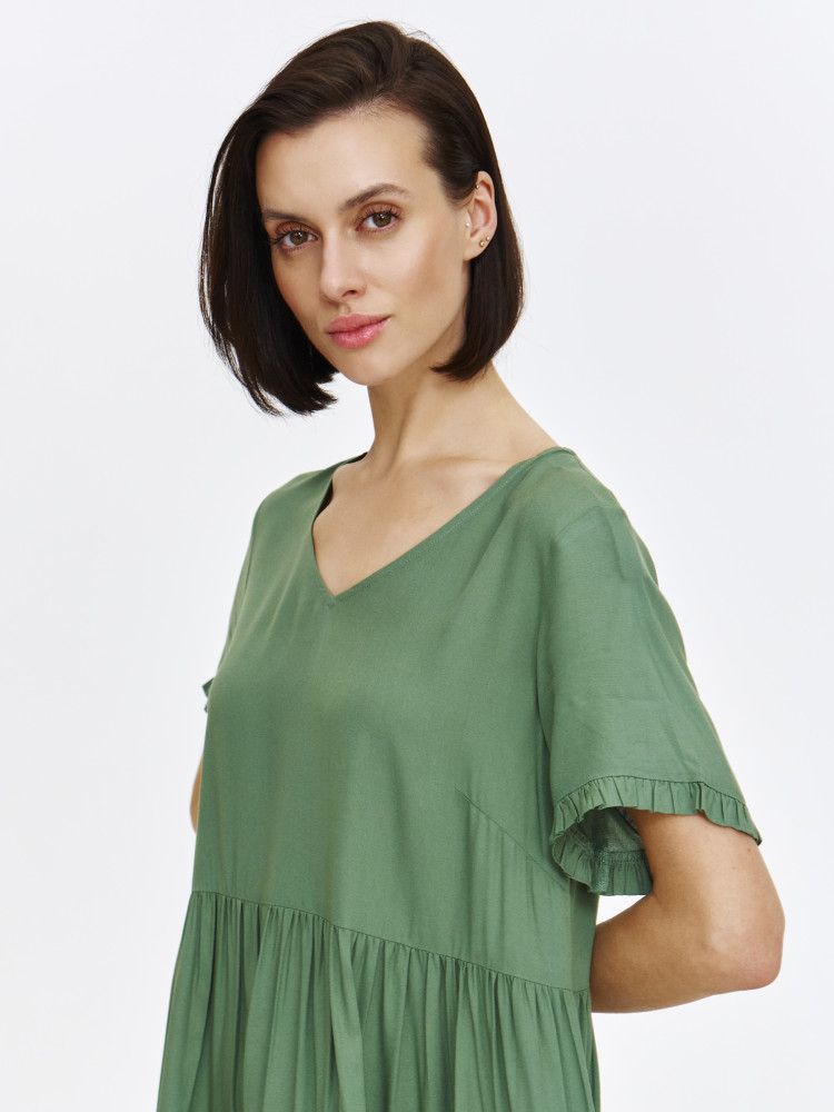 Zielona sukienka z falbanami o luźnym fasonie  Zielona sukienka z falbanami o luźnym fasonie