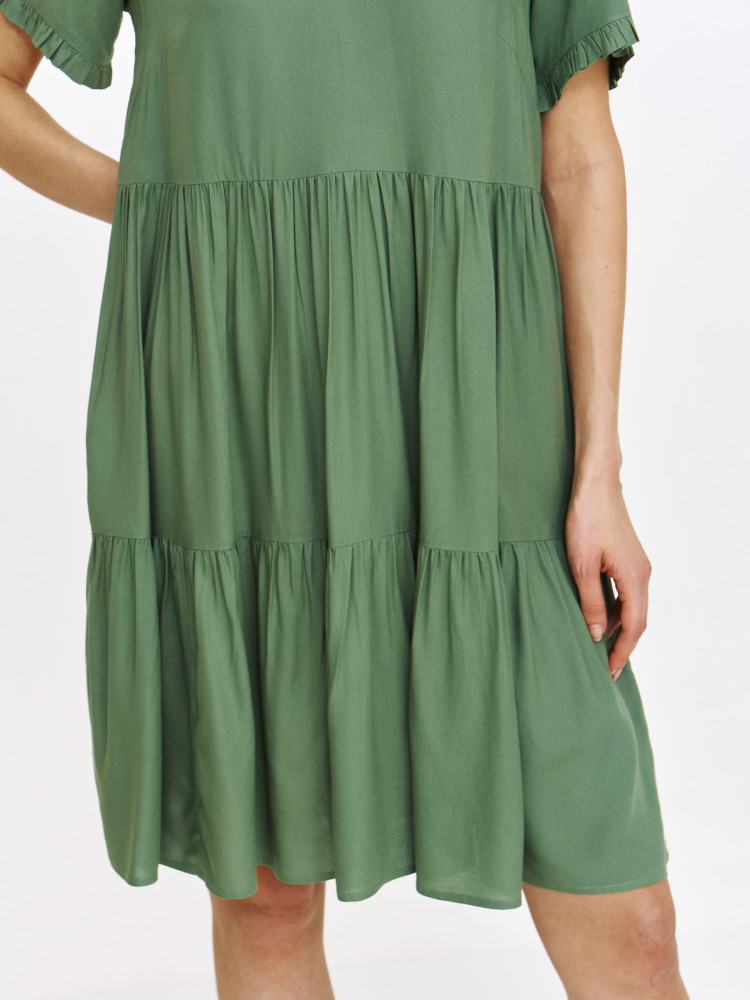 Zielona sukienka z falbanami o luźnym fasonie  Zielona sukienka z falbanami o luźnym fasonie