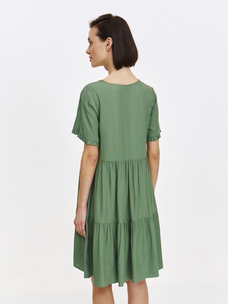 Zielona sukienka z falbanami o luźnym fasonie  Zielona sukienka z falbanami o luźnym fasonie