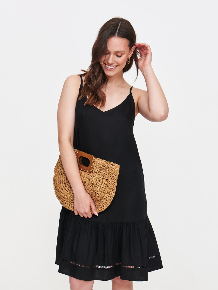 Zwiewna czarna sukienka z haftem u dołu 