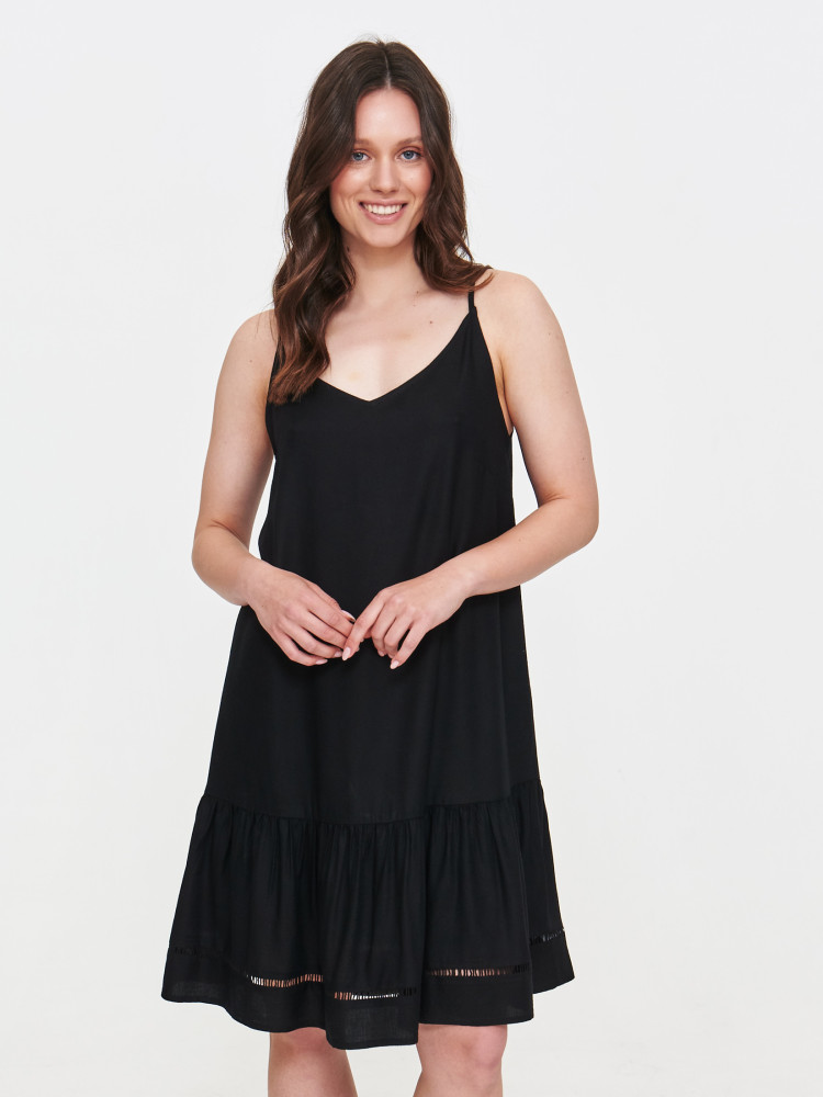 Zwiewna czarna sukienka z haftem u dołu 