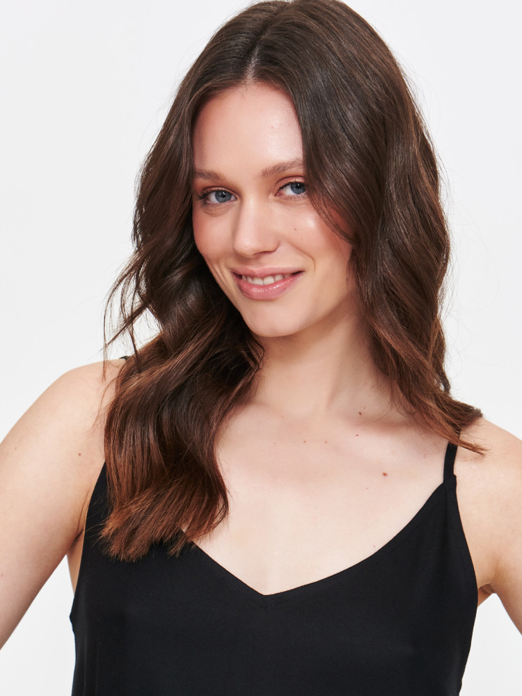 Zwiewna czarna sukienka z haftem u dołu 