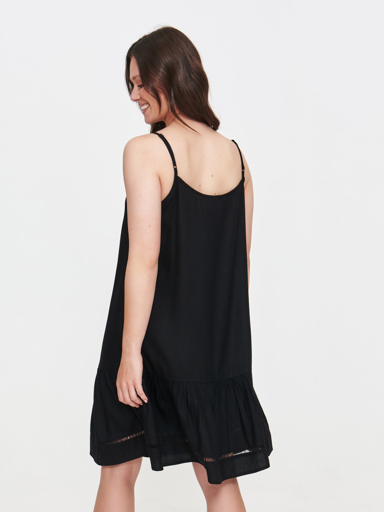 Zwiewna czarna sukienka z haftem u dołu 