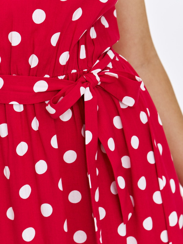 Czerwona sukienka maxi w grochy 