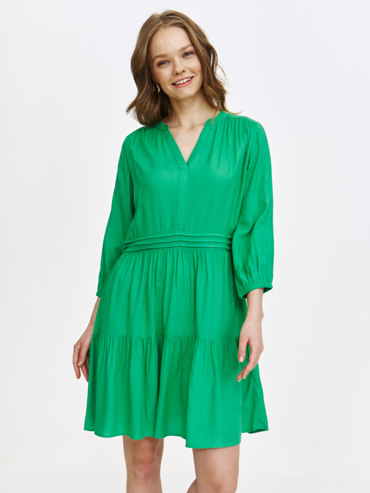 Zielona sukienka o lekko rozkloszowanym kroju 