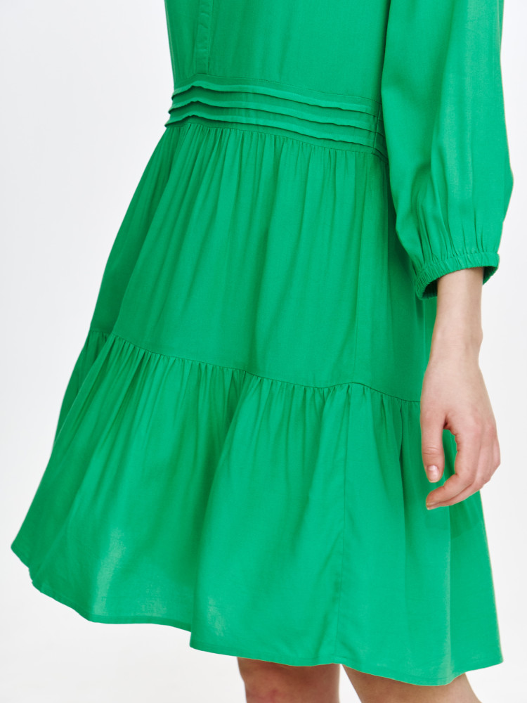 Zielona sukienka o lekko rozkloszowanym kroju 