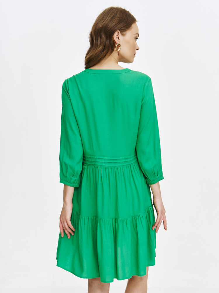 Zielona sukienka o lekko rozkloszowanym kroju 