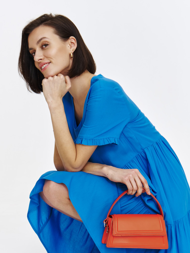 Niebieska sukienka z falbanami o luźnym fasonie 