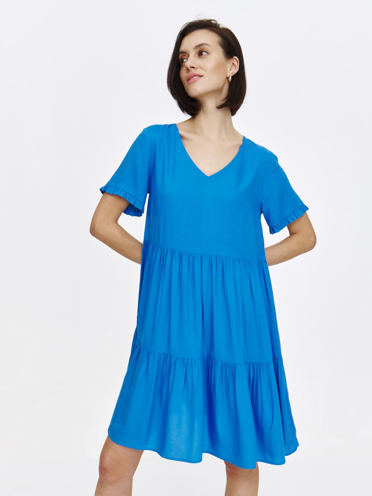 Niebieska sukienka z falbanami o luźnym fasonie 