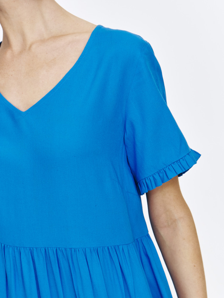 Niebieska sukienka z falbanami o luźnym fasonie 