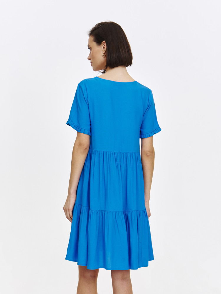 Niebieska sukienka z falbanami o luźnym fasonie 