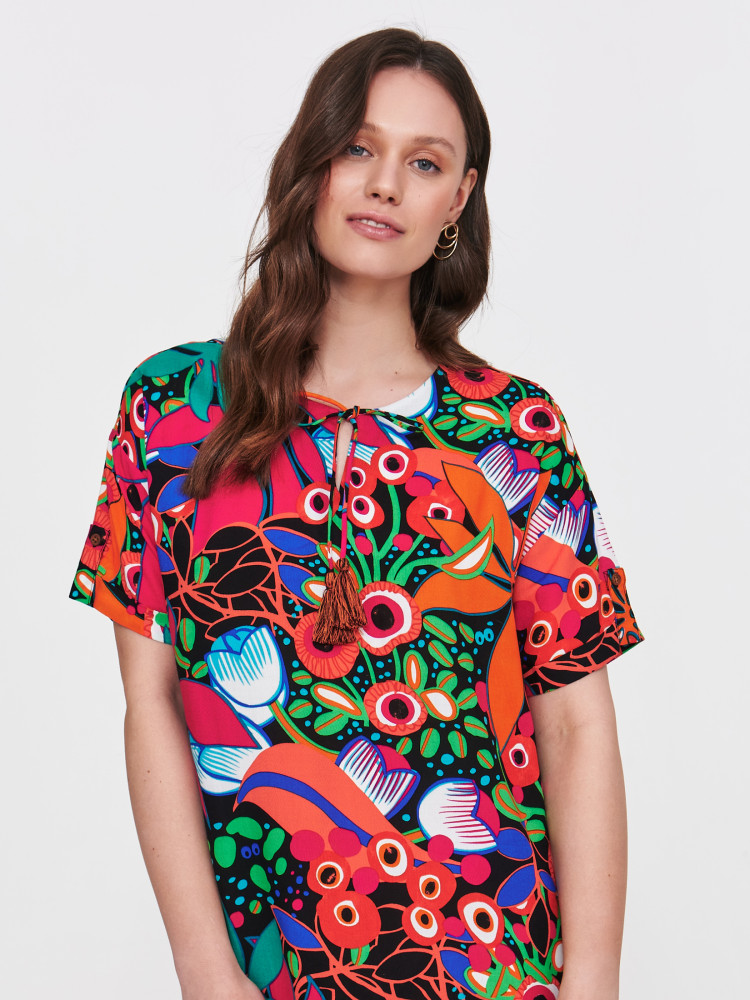 Sukienka z kolorowym printem 