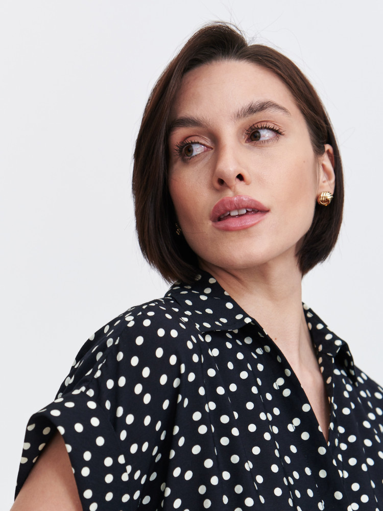 Czarna szmizjerka z printem w kropki  Czarna szmizjerka z printem w kropki