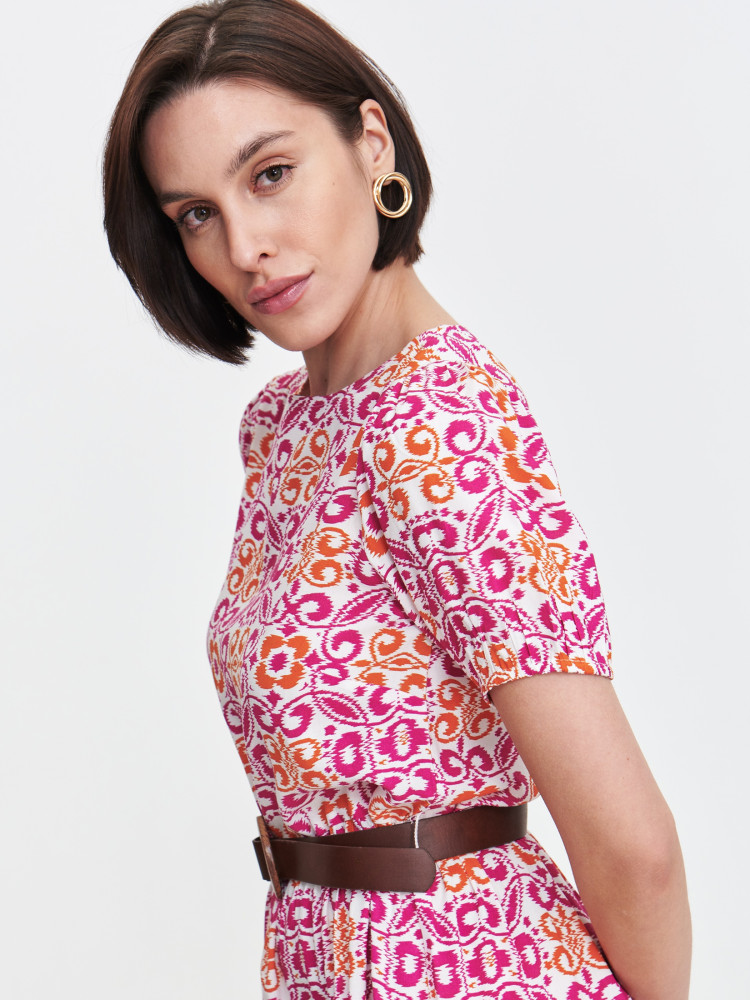 Sukienka z printem w kolorze różowym 