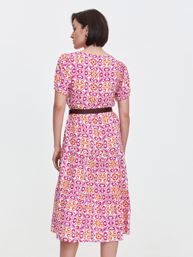 Sukienka z printem w kolorze różowym 