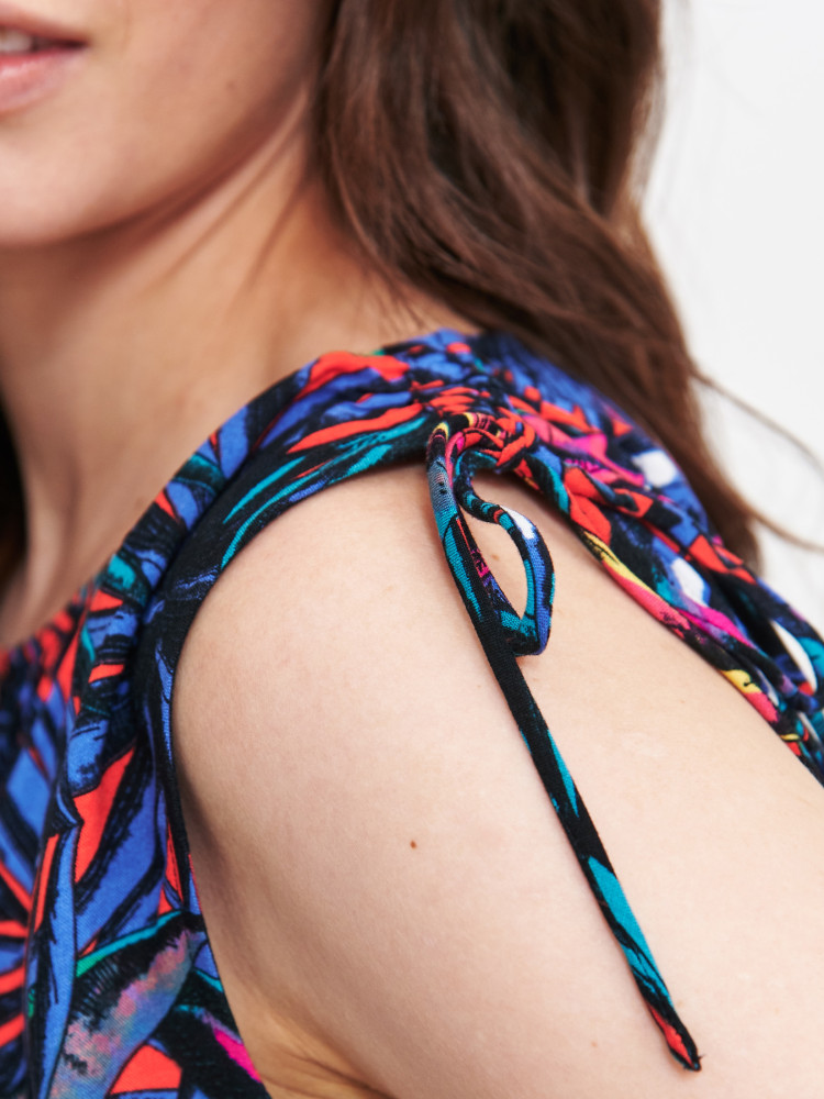 Sukienka o długości maxi z tropikalnym motywem 