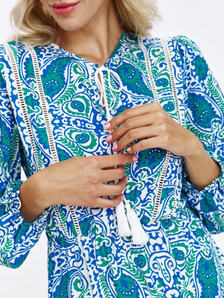 Wzorzysta sukienka midi z wiązaniem przy dekolcie 