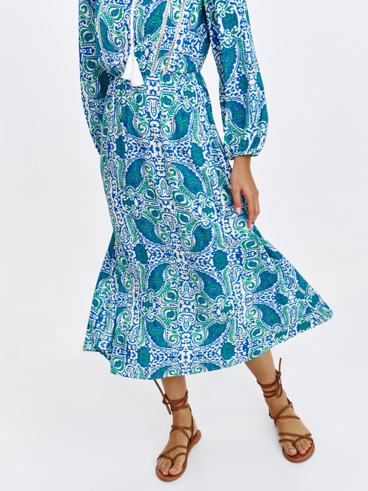 Wzorzysta sukienka midi z wiązaniem przy dekolcie 