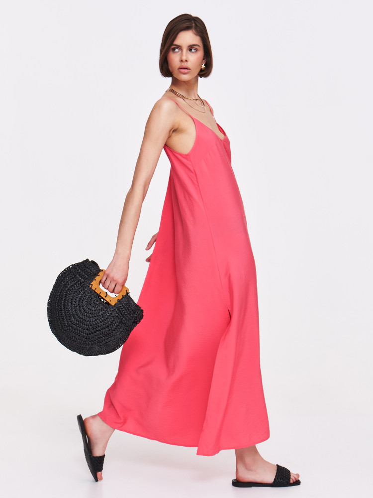 Sukienka w koralowym kolorze