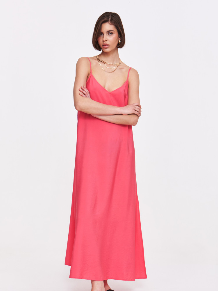 Sukienka w koralowym kolorze