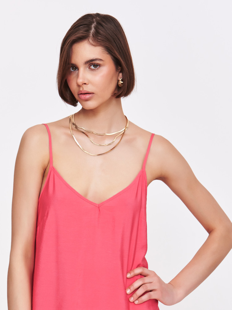 Sukienka w koralowym kolorze