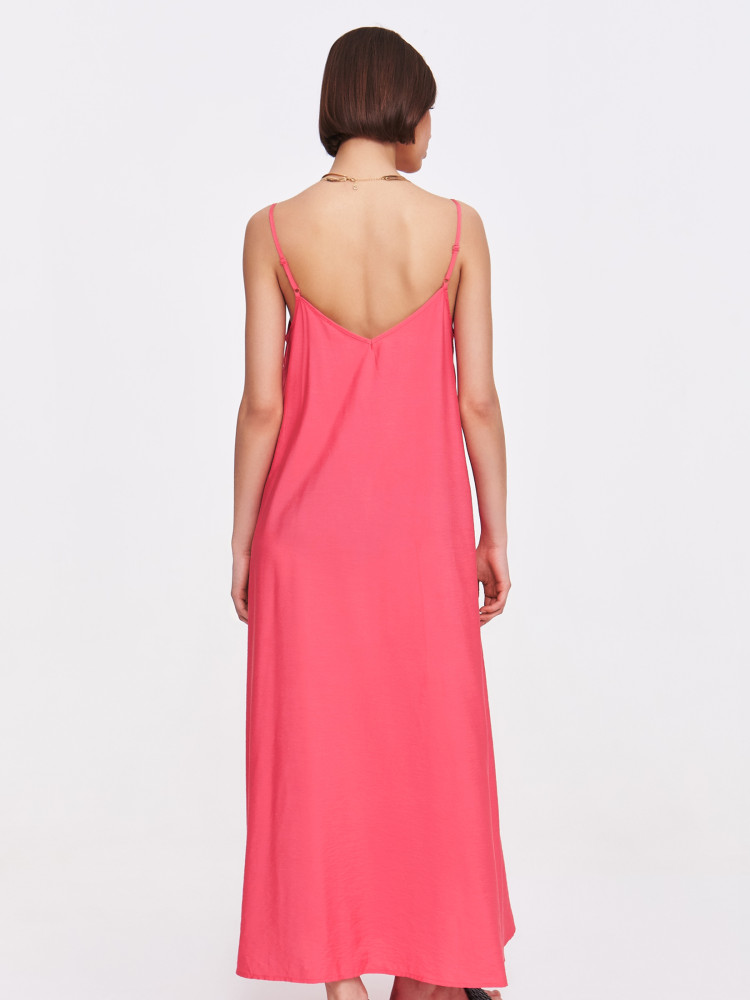 Sukienka w koralowym kolorze