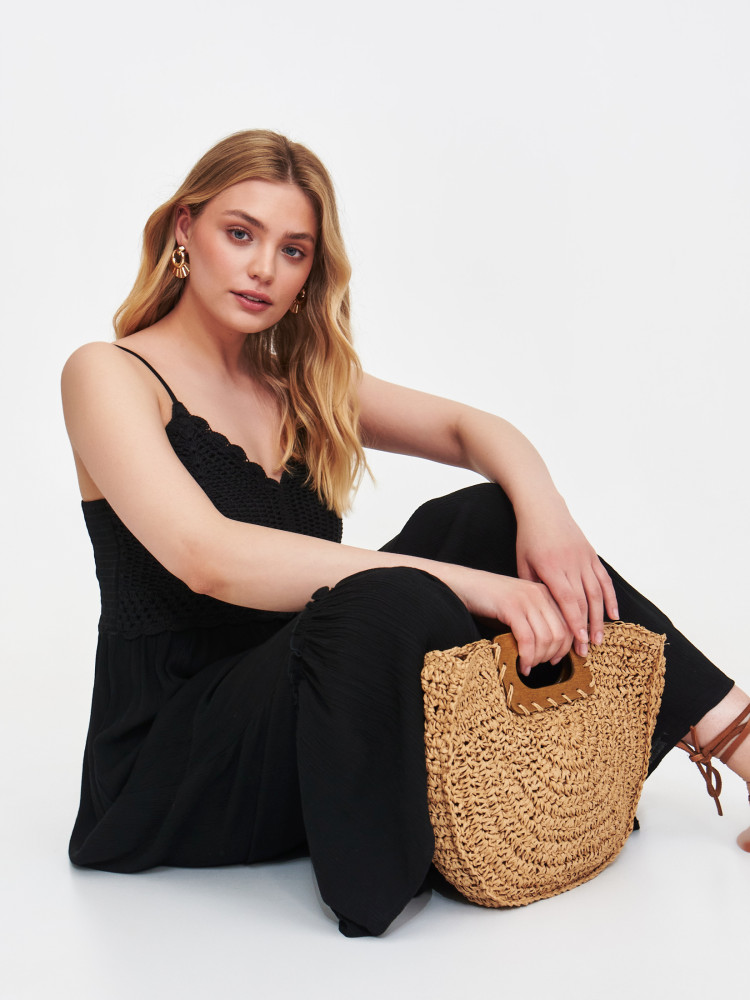 Czarna sukienka z haftowaną górą 