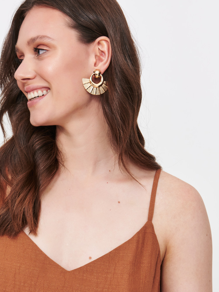 Ciemnobeżowa sukienka na ramiączkach 