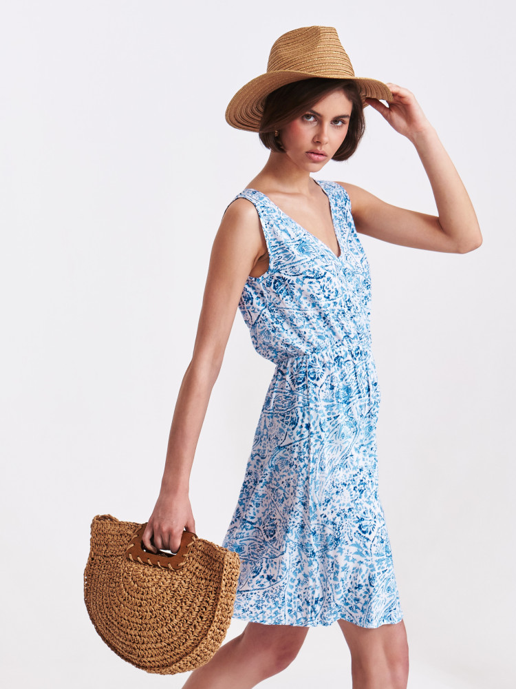 Krótka sukienka z niebieskim wzorem 