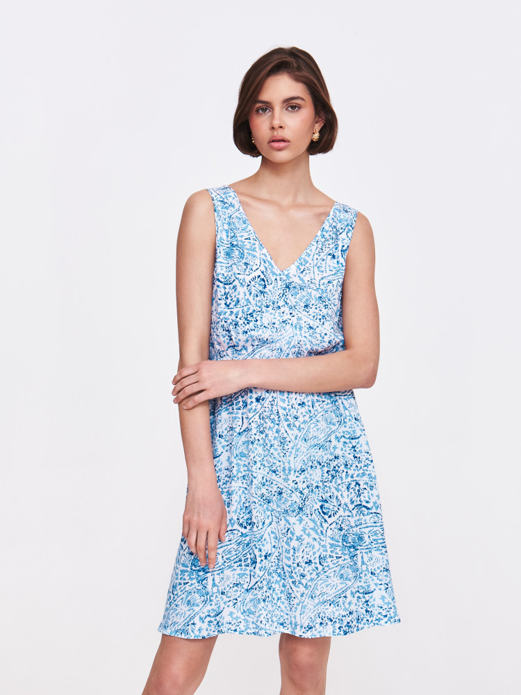 Krótka sukienka z niebieskim wzorem 