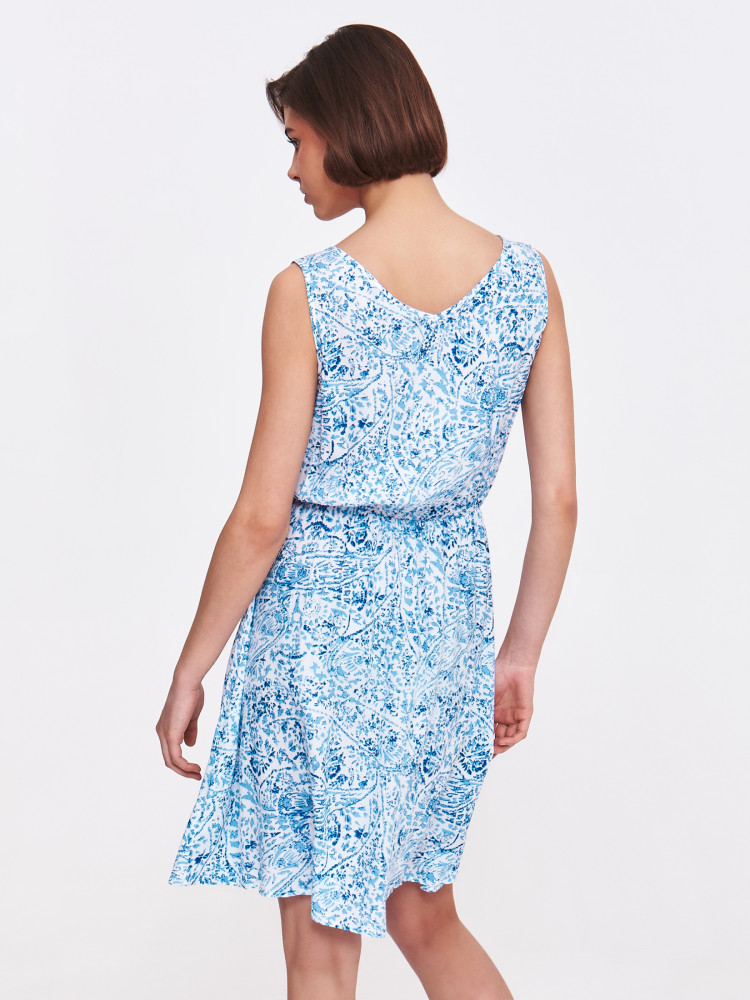 Krótka sukienka z niebieskim wzorem 