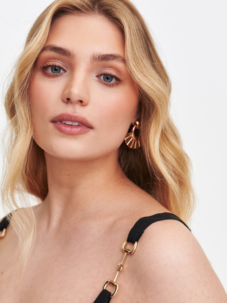 Czarna długa sukienka z wiązaniem w talii