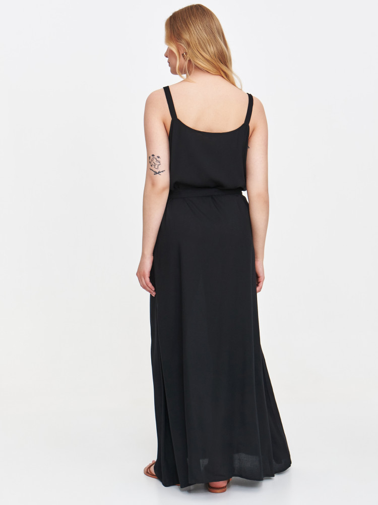 Czarna długa sukienka z wiązaniem w talii