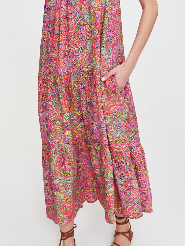 Sukienka z efektownym dekoltem halter 