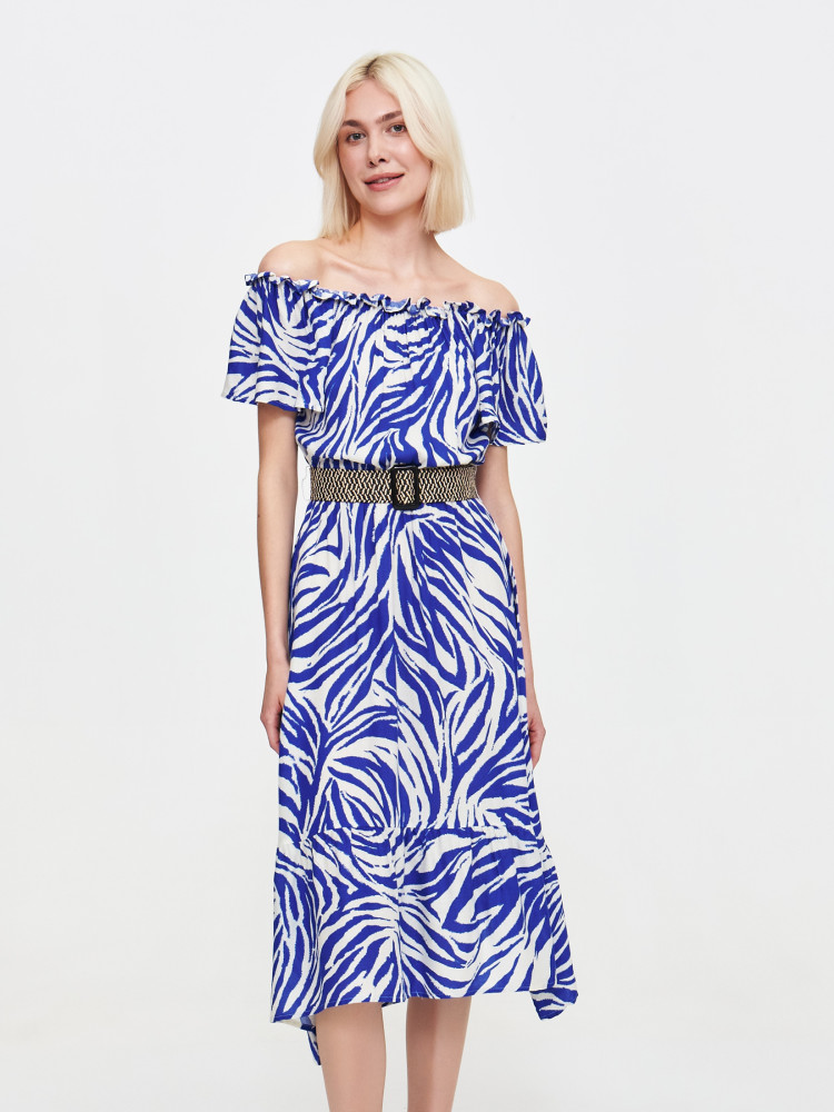 Wzorzysta sukienka z dekoltem typu hiszpanka 