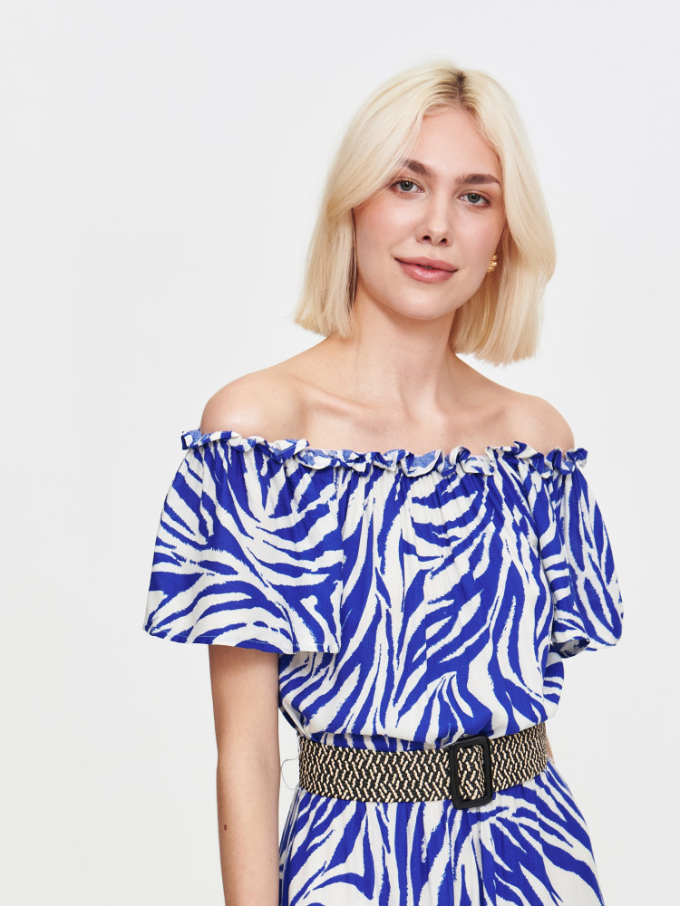 Wzorzysta sukienka z dekoltem typu hiszpanka 