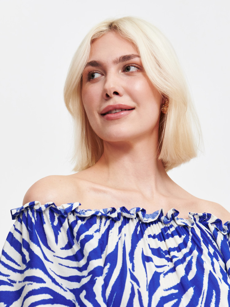 Wzorzysta sukienka z dekoltem typu hiszpanka 