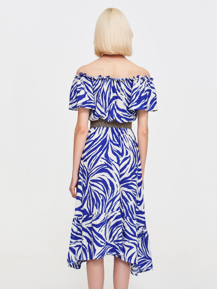 Wzorzysta sukienka z dekoltem typu hiszpanka 