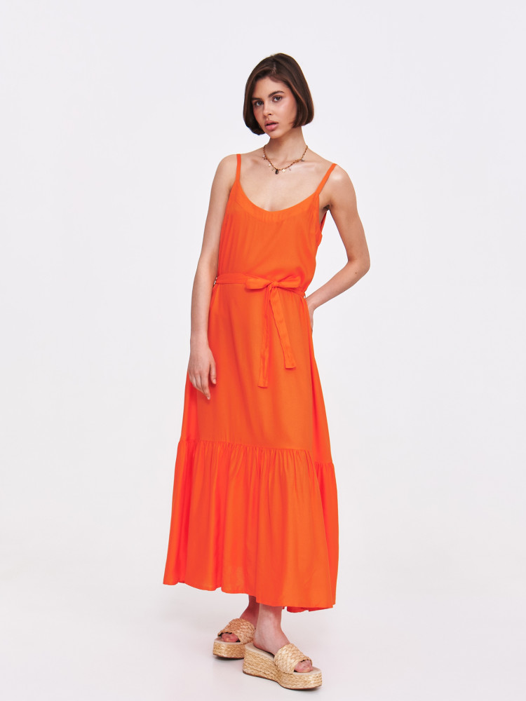 Pomarańczowa sukienka z wiązaniem w talii 