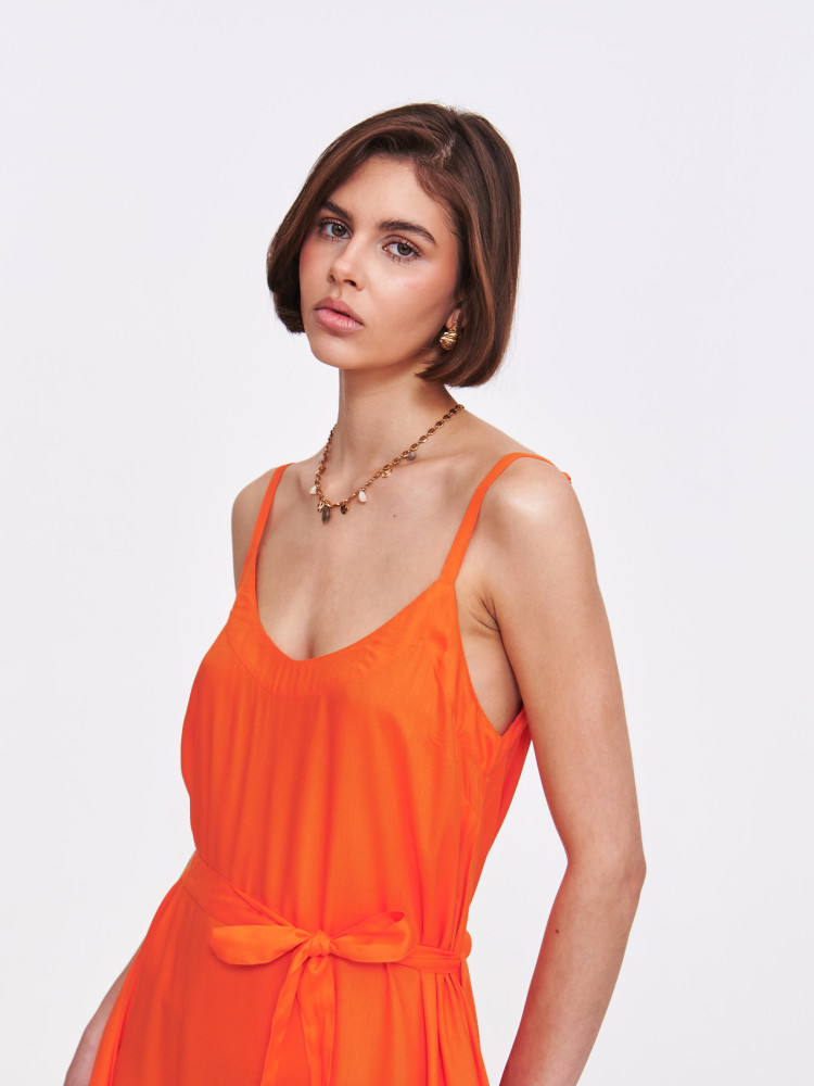 Pomarańczowa sukienka z wiązaniem w talii 