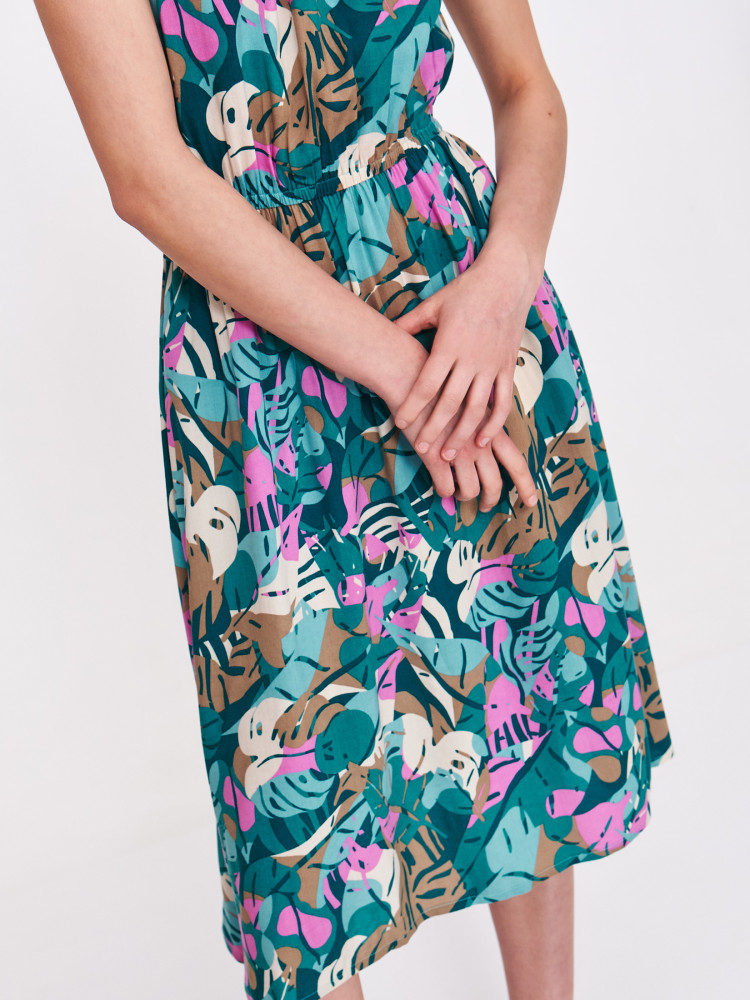 Sukienka w tropikalne pastelowe kwiaty 