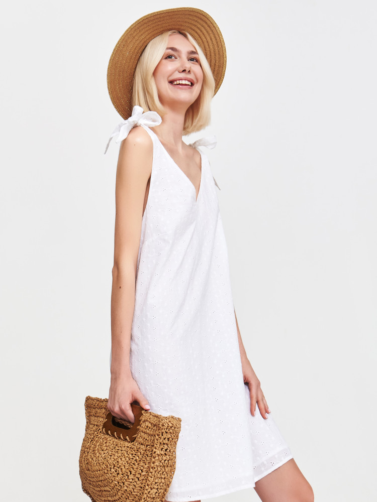 Biała sukienka z ażurowymi kwiatami 