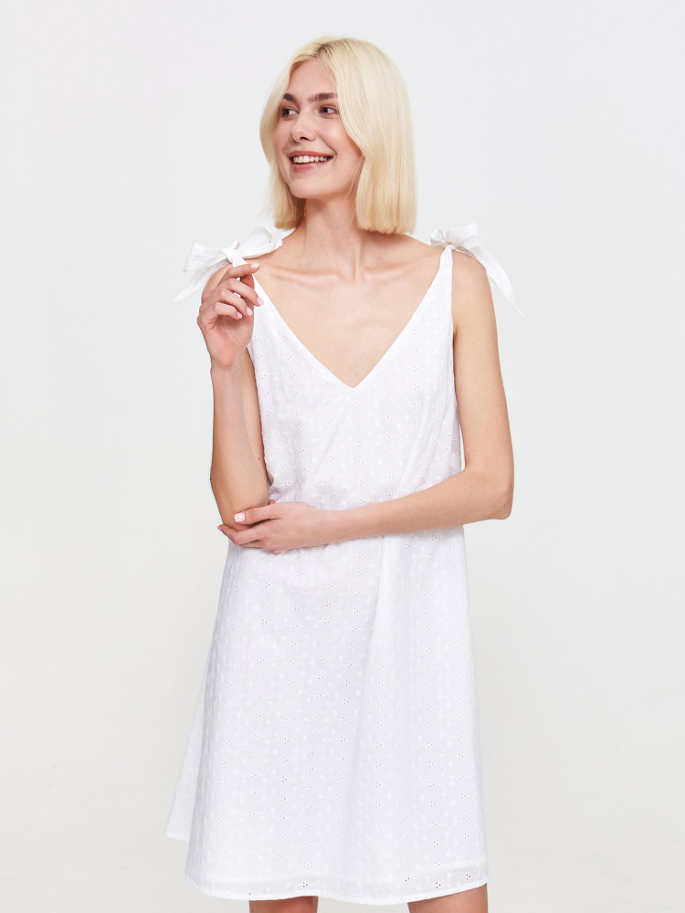 Biała sukienka z ażurowymi kwiatami 