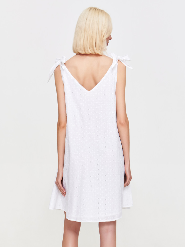 Biała sukienka z ażurowymi kwiatami 