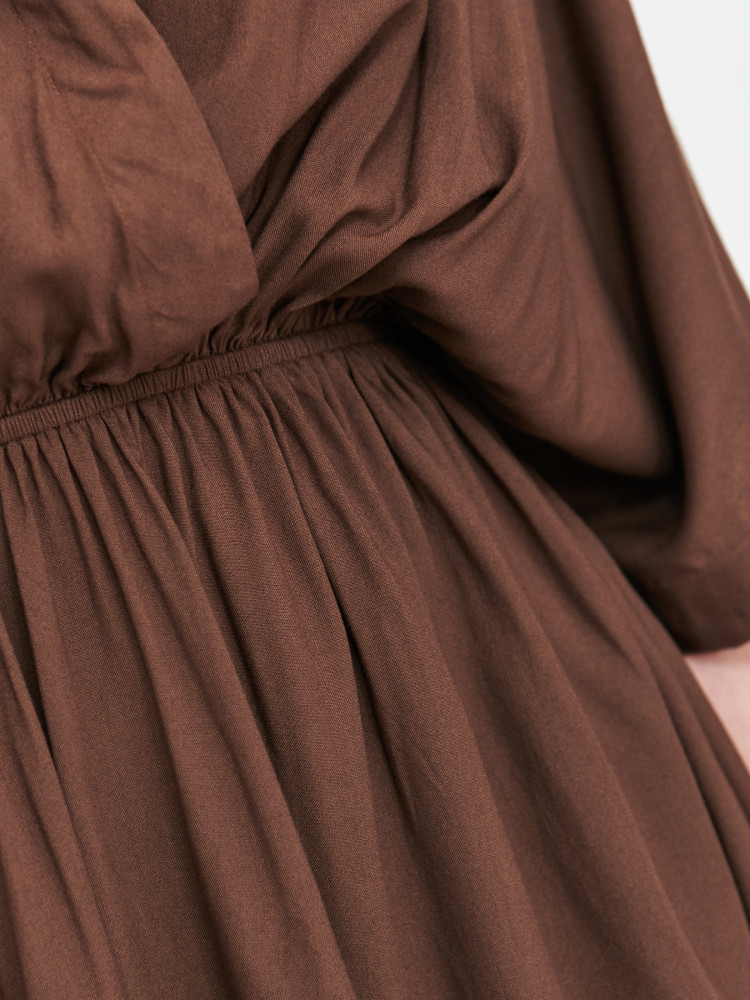 Zwiewna brązowa sukienka 